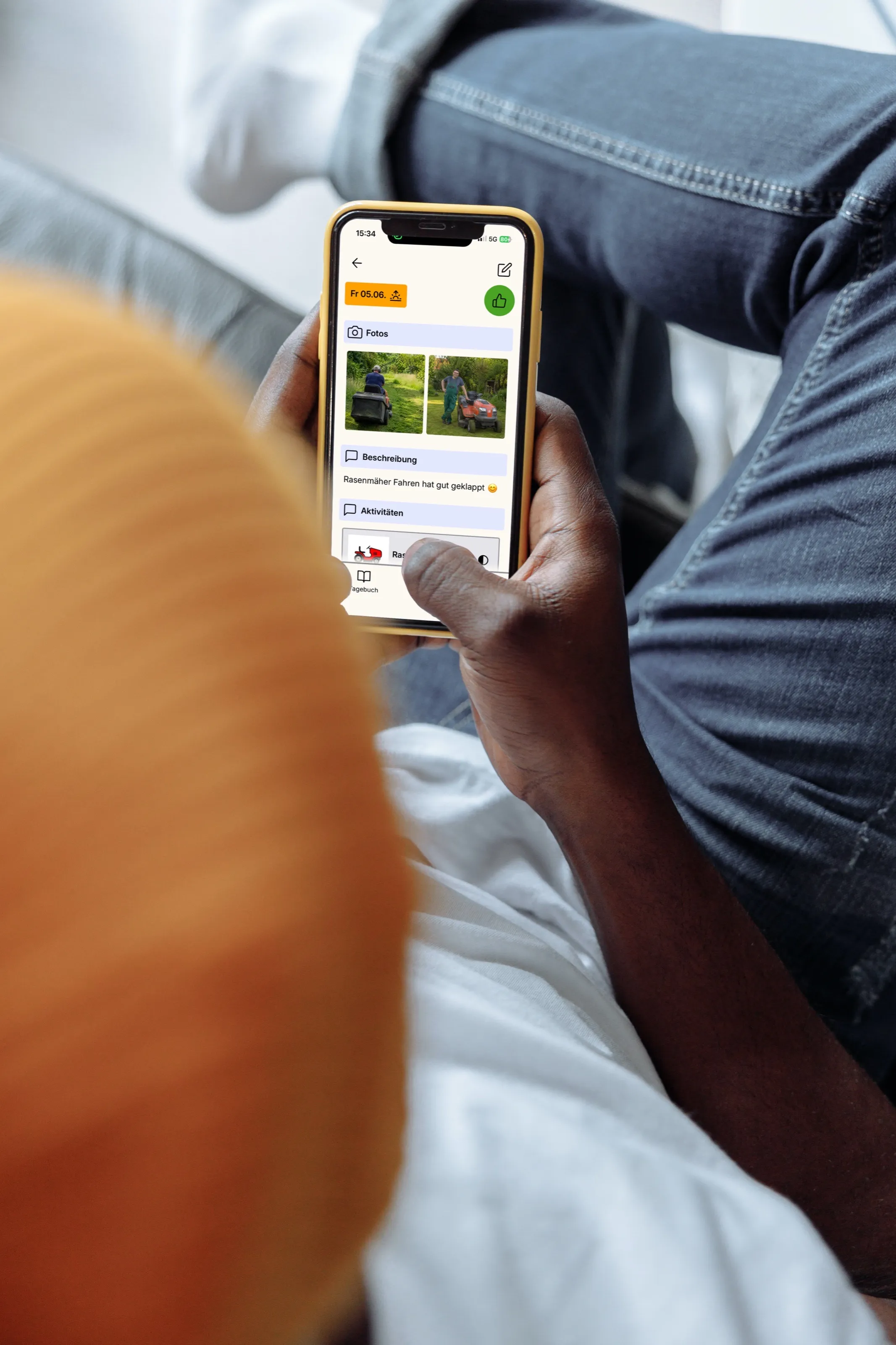 Person hält das Independo Tagebuch auf einem Smartphone