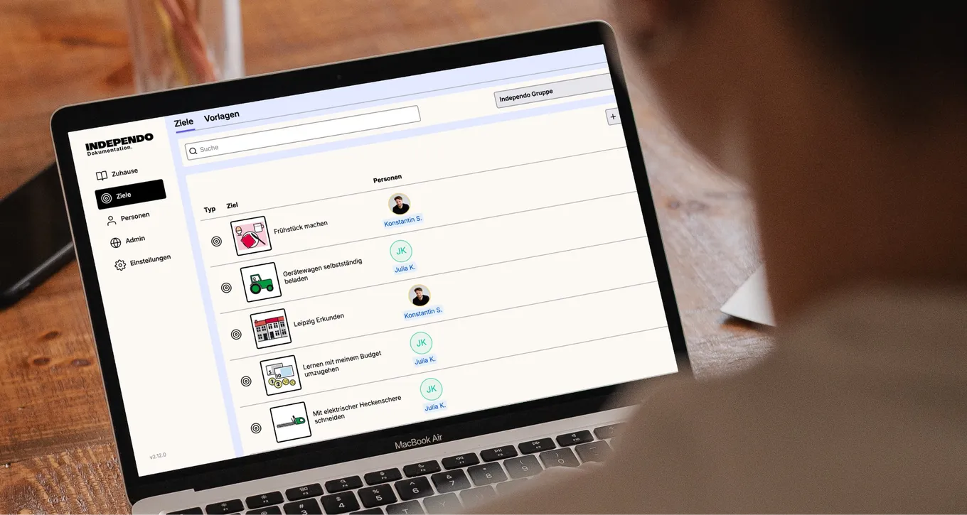 Eine Fachkraft am Laptop im Independo Portal: die Zielliste mit den zugeordneten Personen ist geöffnet.
