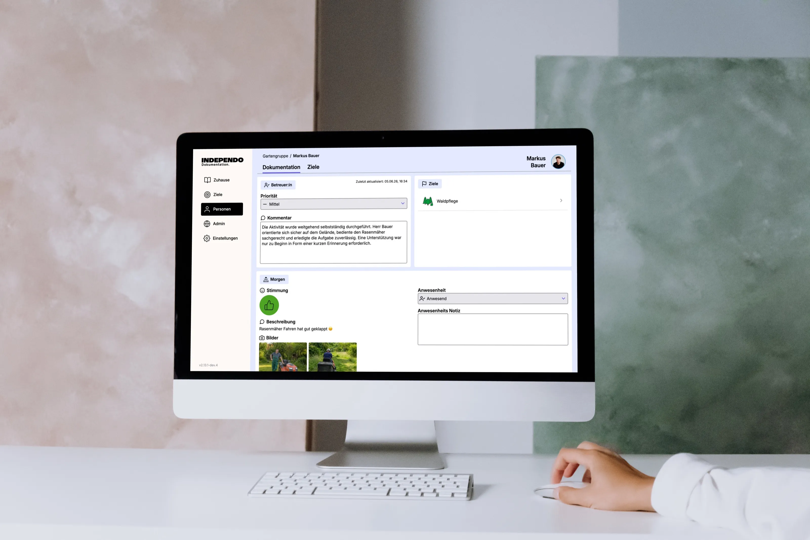 Fachkraft arbeitet am Independo Portal